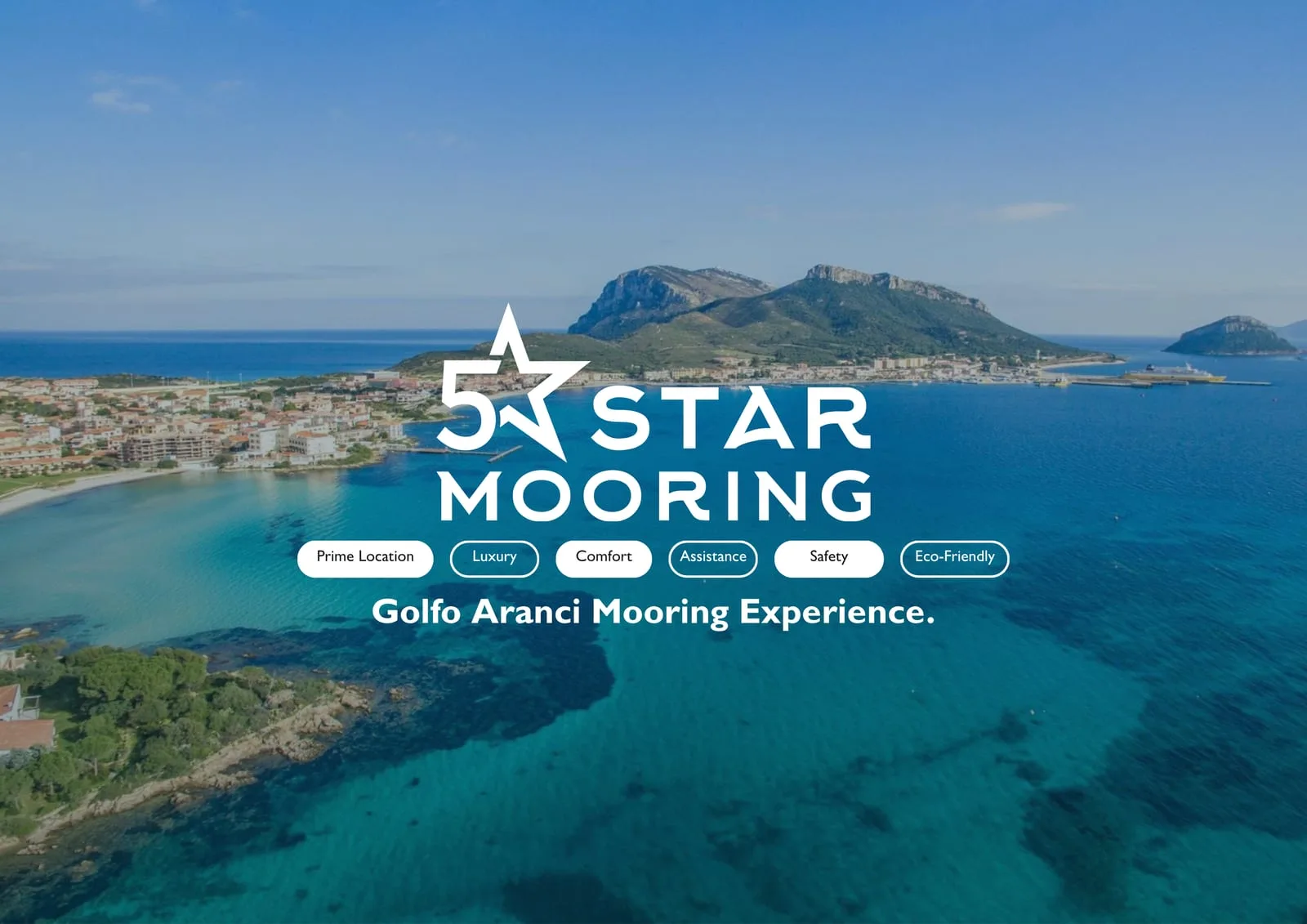 La copertina della brochure: il marchio in bianco sulla veduta aerea del Golfo Aranci