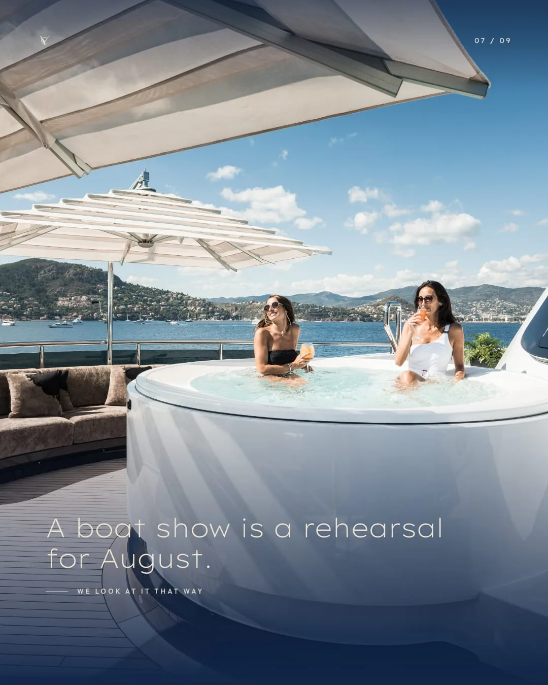 «A boat show is a rehearsal for August» — la vasca sul ponte, con la baia dietro