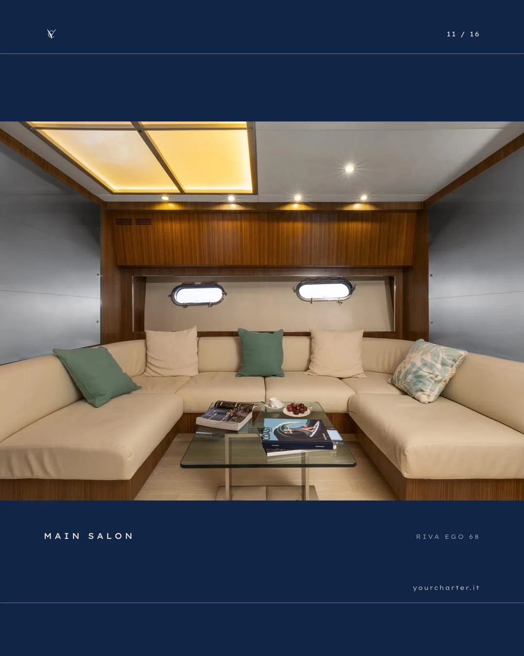 «Main salon»: il salone principale, con i divani a elle e il tavolino basso