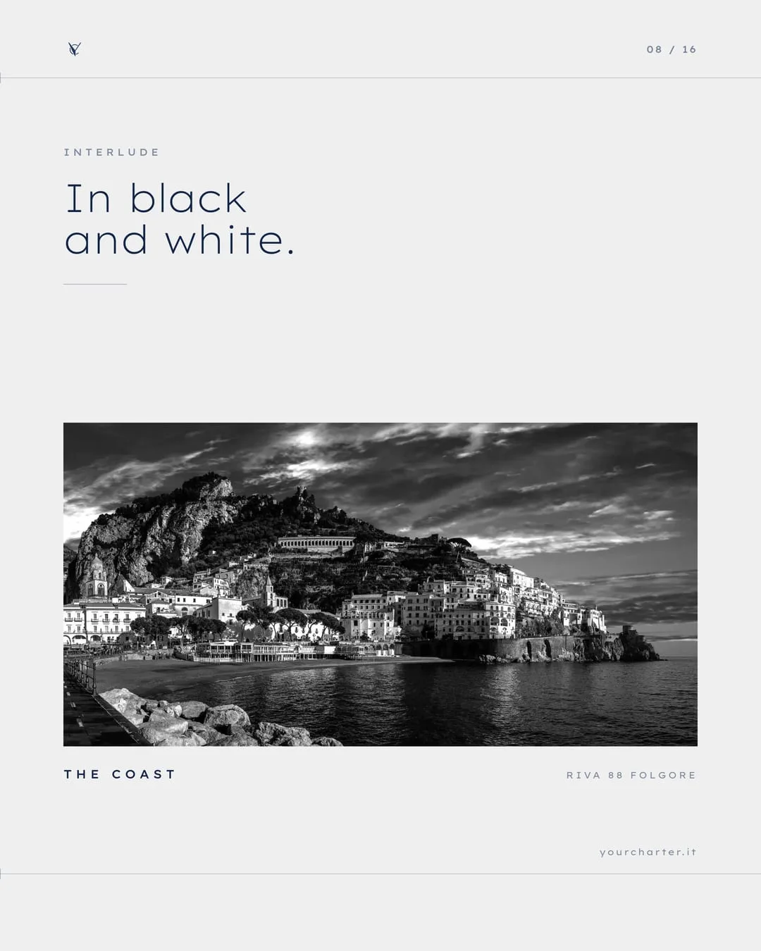 L'intermezzo su fondo chiaro: «In black and white», con «the coast» — un borgo a picco sul mare in bianco e nero
