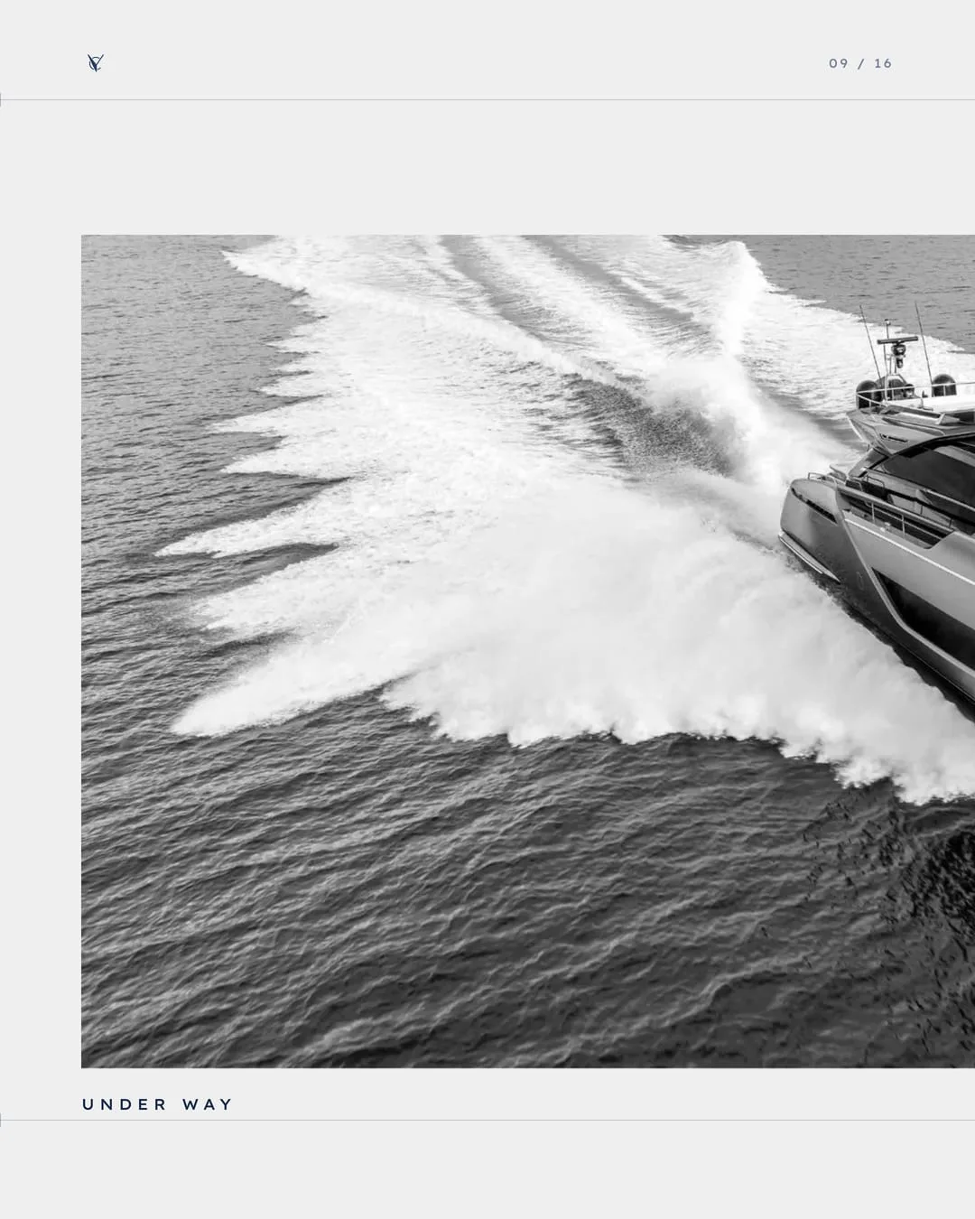 «Under way», prima delle due tavole in bianco e nero: il Folgore a velocità piena taglia l'acqua