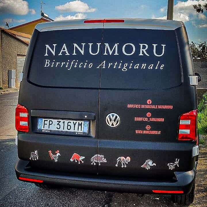 The back of the van with the words Nanumoru Birrificio Artigianale
